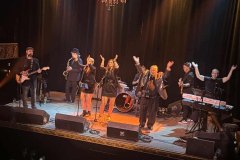 Super-Bonne-Photo-Groupe-au-Cabaret